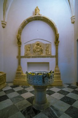 Taş vaftizli ve sanat eserleri olan bir İtalyan kilisesinin içinde.