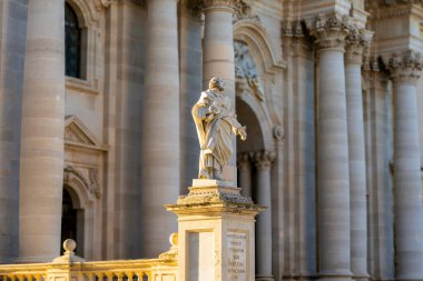 Gün ışığı İtalya 'da bir İtalyan kilisesinin yakınındaki çarpıcı bir heykele vurgu yapıyor..