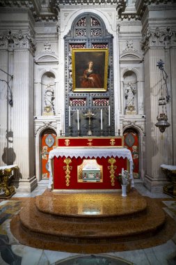 Tarihi bir İtalyan kilisesinde dini sanatla süslenmiş çarpıcı bir sunak..