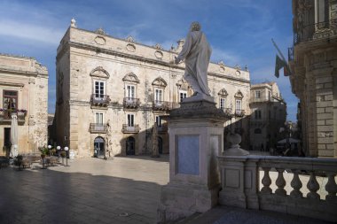 Ziyaretçiler tarihi bir İtalyan kilisesinin huzurlu atmosferinin keyfini çıkarıyorlar..