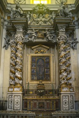 İtalya 'daki güzel bir kilise sunağının karmaşık detaylarına hayran kaldım..