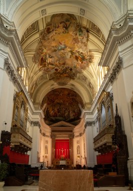 Güzel kilise içi ayrıntılı sanat eserleri ve dekoratif tasarım içerir..