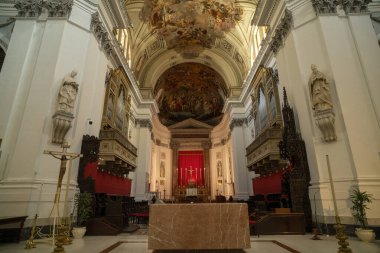 Mimari güzellik ve dini sanat eserleri bir İtalyan kilisesinde görülebilir.