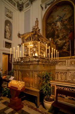 Yumuşak mum ışığı Avrupa 'daki bir İtalyan kilisesinin mihrabını aydınlatır..