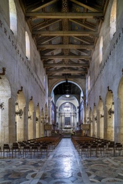 İtalya 'da tarihi bir kilisenin huzurlu iç mekanını keşfetmek.