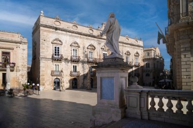 Ziyaretçiler tarihi bir İtalyan kilisesinin huzurlu atmosferinin keyfini çıkarıyorlar..