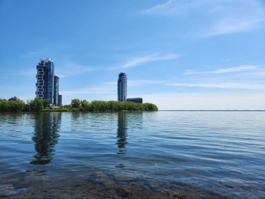 Modern rıhtım binaları sakin sulara yansıyor.