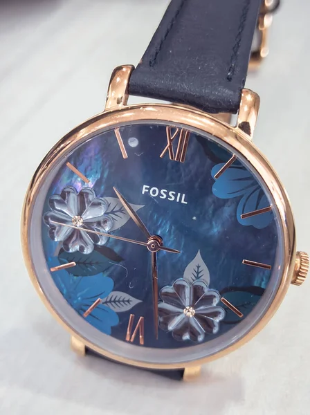 Gül sarısı çantalı, çiçekli ve siyah deri kayışlı zarif fosil kol saati..