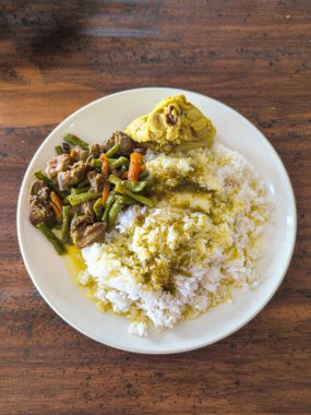 Ferahlatıcı ve lezzetli bir yemek! Yumuşak beyaz pirinç, sulu tavuk ve taze sebzeler. Öğle yemeği için mükemmel. Üst görünüm.