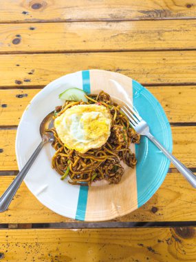 Baharatlı erişte, mükemmel pişmiş yumurta ve bir tutam tazelik. Cennetin tadı.