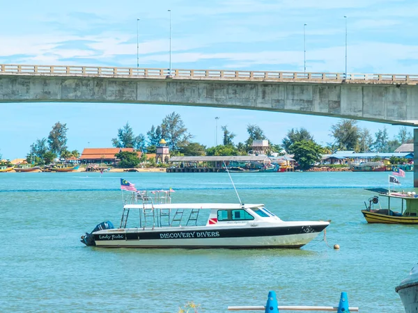 Terengganu. 13 Ekim 2024. Sıcak güneşin altında, turist tekneleri kaşifleri sualtı dünyasına götürmeye hazır. Güzel ve büyüleyici bir manzara..