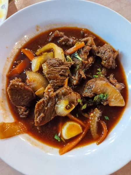 Bu doyurucu bir biftek güveci, lezzetli ve lezzetli bir sosta yavaş pişirilmiş yumuşak et parçaları içeren klasik bir konfor yemeği..