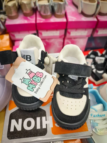 MYBB Bebek Koleksiyonu Siyah beyaz cırt kayışlı bebek ayakkabıları.