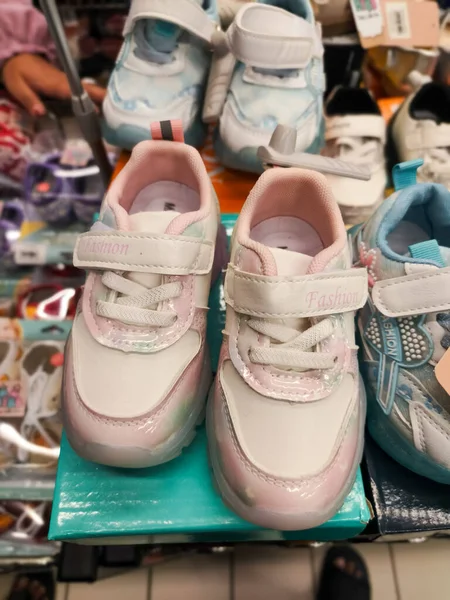 Bu resimde geleneksel Hainese usulü sığır kuyruğu güveci ve yanında bir tabak pilav, muhtemelen kızarmış pirinç veya tereyağlı pilav servis ediliyor..