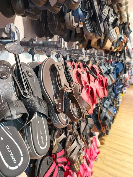 Malezya. 12 Mart 2025. Ayakkabılar ve sandaletler düzgünce askıya asılmış, çeşitli stiller ve renkler sergileniyor..