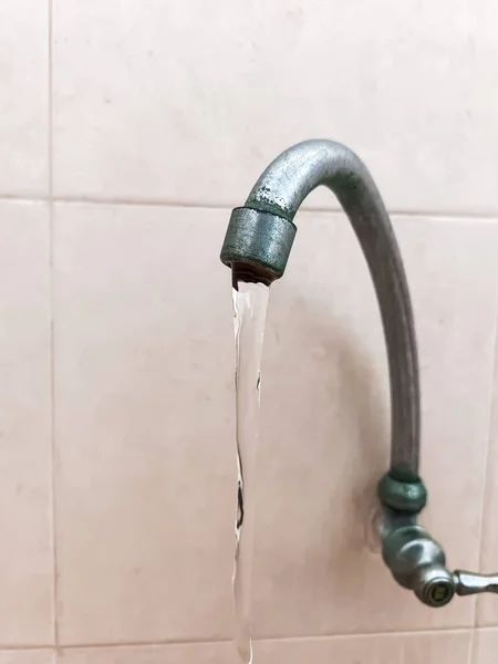 Bu resim bir su musluğu (musluk olarak da bilinir) ve fışkıran bir su akışını gösterir..