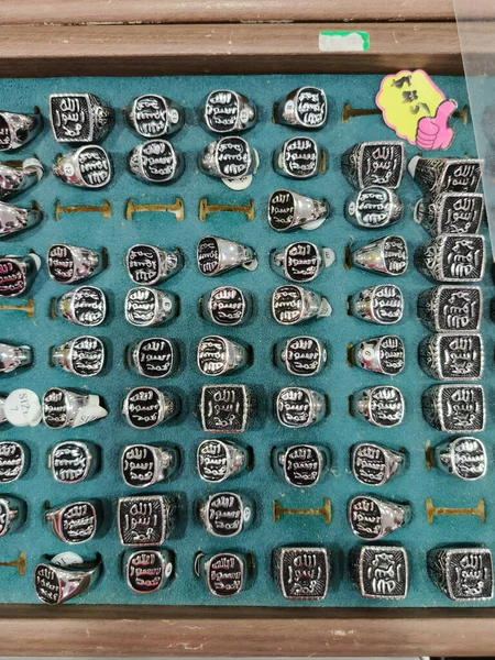 Kuala Terengganu 'da içinde Arapça yazıtlar, dini veya kültürel semboller bulunan gümüş yüzüklerle dolu bir vitrin..