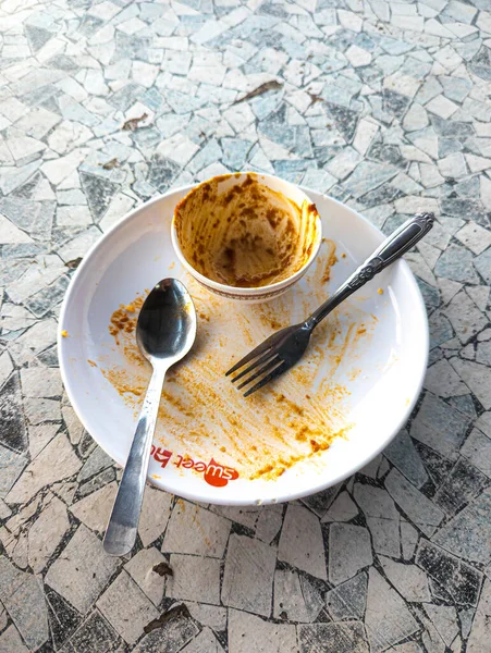 Kirli, boş beyaz tabak ve yemekten sonra kase..