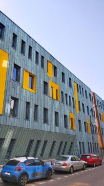 Varşova 'nın merkezinde gri-sarı bir binanın duvarı.