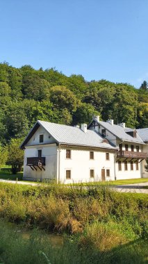 Varşova 'nın merkezinde gri-sarı bir binanın duvarı.