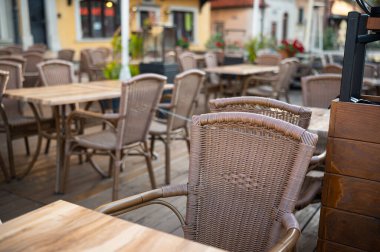 Masaları ve sandalyeleri olan bir kafe. Dikey fotoğraf.