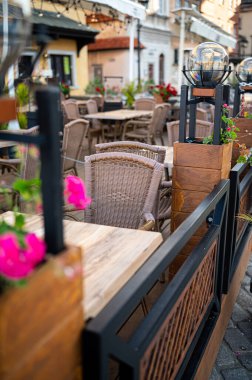 Masaları ve sandalyeleri olan bir kafe. Dikey fotoğraf.