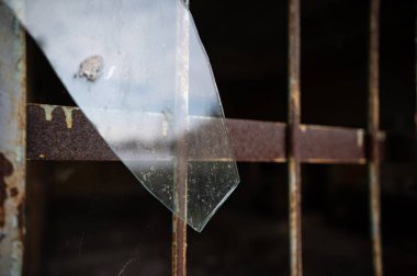 Kırık camlı eski paslı metal.