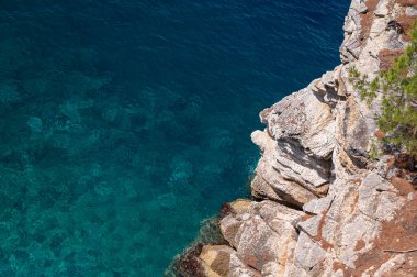 Kayalar ve deniz. Yaz arkaplanı.