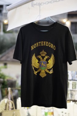 Karadağ bayrağının asılı olduğu siyah tişört yerel pazarda