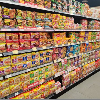 26 Kasım 2025 Johor Malezya - Süpermarket rafı çeşitli marka ve tatlardan hazır eriştelerle dolu, tip ve promosyona göre düzenlenmiş.