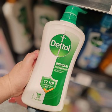 26 Kasım 2025 Johor Malezya Dettol 12 saatlik koruyucu kalkanla vücut yıkama, mikropların% 99.9 'unu öldürüyor, günlük hijyen için ideal..