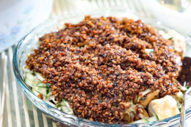 Geleneksel Malezya tofu salatası olan Rojak Tauhu 'ya yakın plan. Taze sebzeler ve çizgili bir yüzey üzerinde cam bir kasede lezzetli, koyu bir sos..