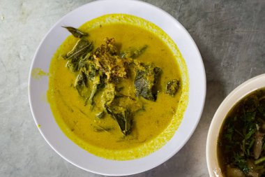 Geleneksel Malay yemeği kremalı zerdeçal hindistan cevizi soslu füme sığır eti.