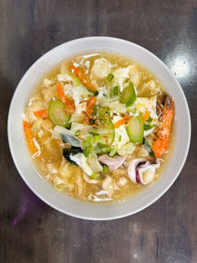 Muz yaprağı, sığır eti rendang, sambal, yumurta, salatalık, ançüez ve fıstık içeren güzel bir Nasi Lemak tabağı..