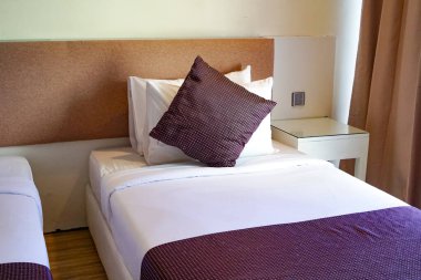 Yastıklı yatak, yatak odasında yatak başlığı.