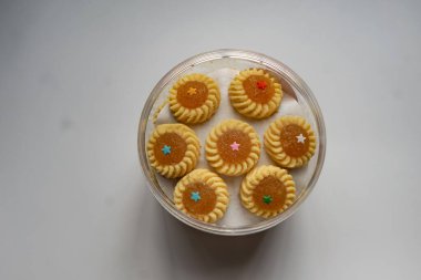 Bayram kutlamaları sırasında Malezya 'da popüler bir kurabiye olan Pineapple Tart veya Tart Nenas (Hari Raya) beyaz arka planda gölgeli ve seçici bir odak ile izole edilmiştir..