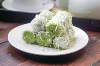 Yeşil silindirik Putu Bambu kekleri pandan katılmış pirinç unundan yapılır ve içi palmiye şekeri ile doldurulur, üstü de hindistan cevizi parçacıklarıyla kaplanır..