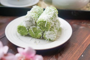 Yeşil silindirik Putu Bambu kekleri pandan katılmış pirinç unundan yapılır ve içi palmiye şekeri ile doldurulur, üstü de hindistan cevizi parçacıklarıyla kaplanır..