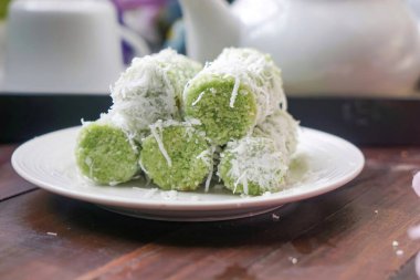 Yeşil silindirik Putu Bambu kekleri pandan katılmış pirinç unundan yapılır ve içi palmiye şekeri ile doldurulur, üstü de hindistan cevizi parçacıklarıyla kaplanır..