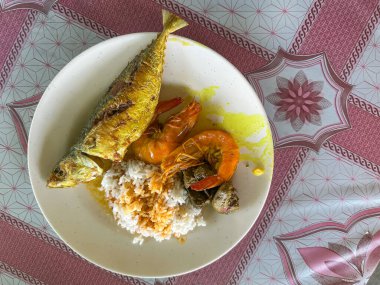 Bir tabak Nasi Campur, farklı çeşit mezelerle dolu Malay usulü bir yemek..