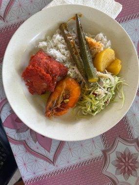 Bir tabak Nasi Campur, farklı çeşit mezelerle dolu Malay usulü bir yemek..