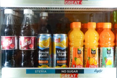 Perlis, Malezya, 3 Aralık 2025: Fanta, A & W ve Minute Maid 'in de aralarında bulunduğu çeşitli içecekler, Malezya' da soğutulmuş bir perakende satış rafında sergilenmekte, yerel ve küresel içecek markaları sergilenmektedir..