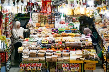 Kedah, Malezya, 5 Aralık 2025: Pekan Rabu, Alor Setar 'da kurutulmuş meyve, abur cubur ve baharatla dolu pazar tezgahı.