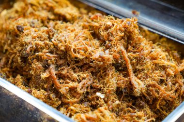 Serunding 'e yakın plan, açık bir kabın içinde bulunan hançer, ayam ya da bilis' ten yapılmış geleneksel doğranmış et ipi..