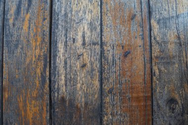 Tasarım ve arkaplan kullanımı için eski dikey tahtaların korunmasız tahıl, aşınma izleri ve kırsal dokunun yakın plan görüntüleri.