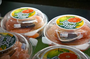 Johor, Malezya, 21 Aralık 2025: Malezya 'da devlet yardımı, Samsung ödülleri ve MyLotus uygulama teşviklerini destekleyen tavan pankartları.