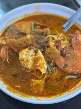 Otantik Mee Bandung Muar, baharatlı sosta erişte, tofu, sebze ve yumurta ile servis edilir.,