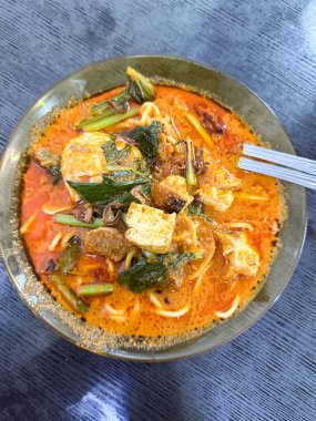 Otantik Mee Bandung Muar, baharatlı sosta erişte, tofu, sebze ve yumurta ile servis edilir.,