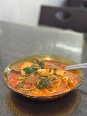 Otantik Mee Bandung Muar, baharatlı sosta erişte, tofu, sebze ve yumurta ile servis edilir.,