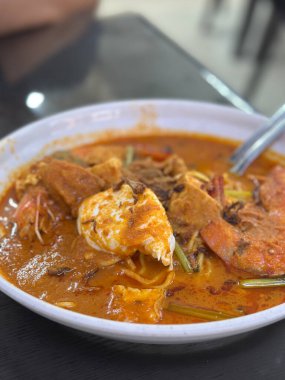 Otantik Mee Bandung Muar, baharatlı sosta erişte, tofu, sebze ve yumurta ile servis edilir.,
